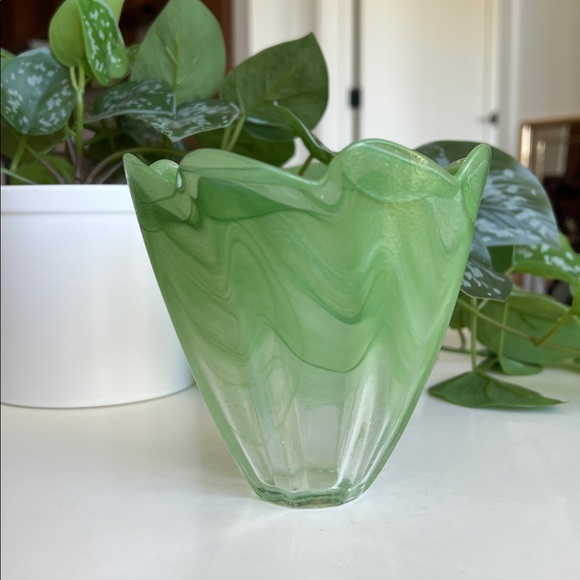 Vintage Green Art Glass Vase Decor - Picture 3 of 16